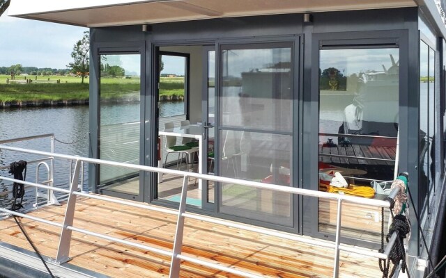 Houseboat Evasion