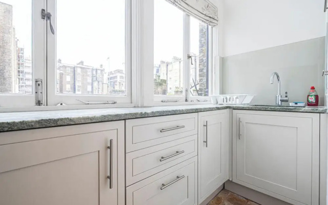 Beautiful Belgravia Apartment by Underthedoormat