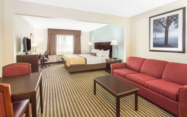 Clarion Pointe Mattoon near University