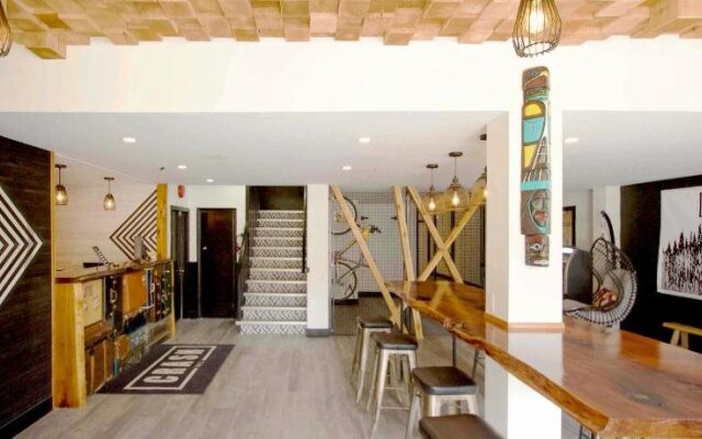 Crash Hotel Squamish