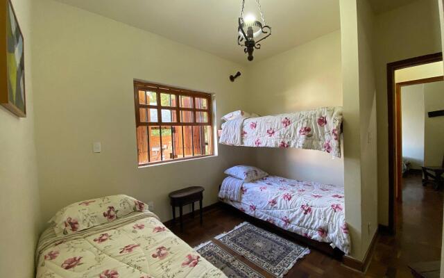 Casa com forno de pizza e vista para as montanhas