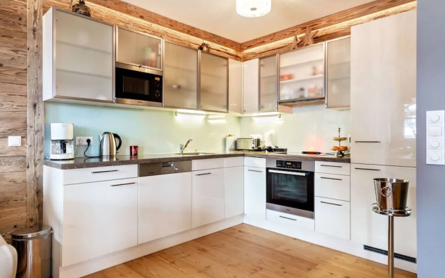 Unique & Exclusively Furnished Chalet near Ski Lift