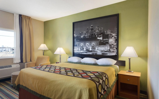 Super 8 by Wyndham Lees Summit