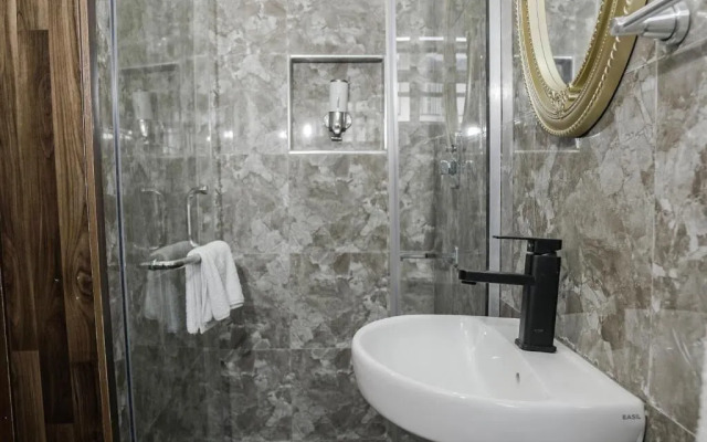 Momak 8 Hotel Adenuga House