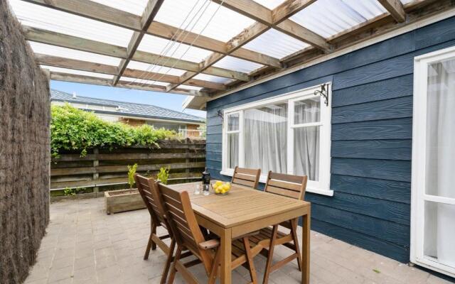 Bare Feet Retreat - Waikanae Beach Holiday Home