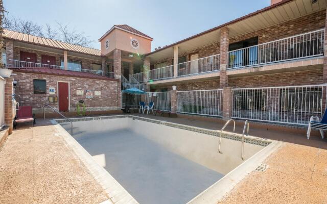 Econo Lodge Inn & Suites Downtown San Antonio