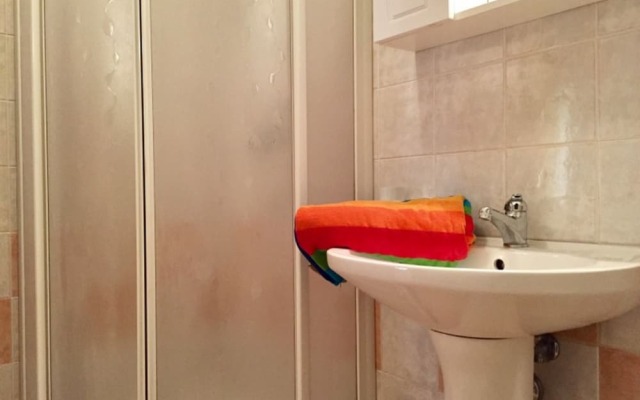 Bright Flat in a Colourful Building - Beahost