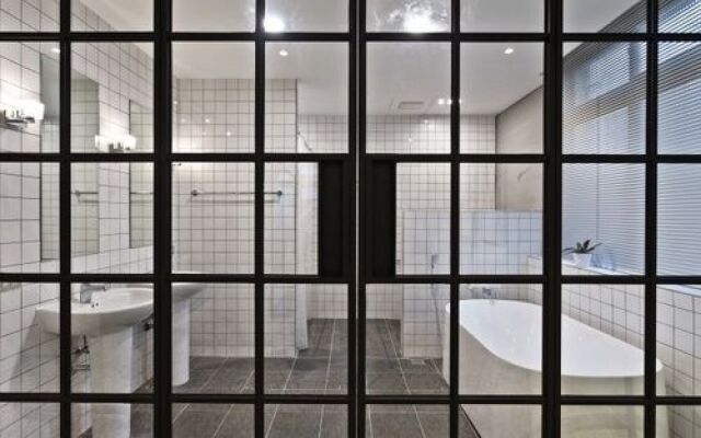 Kojima gallery / Island Apartment
