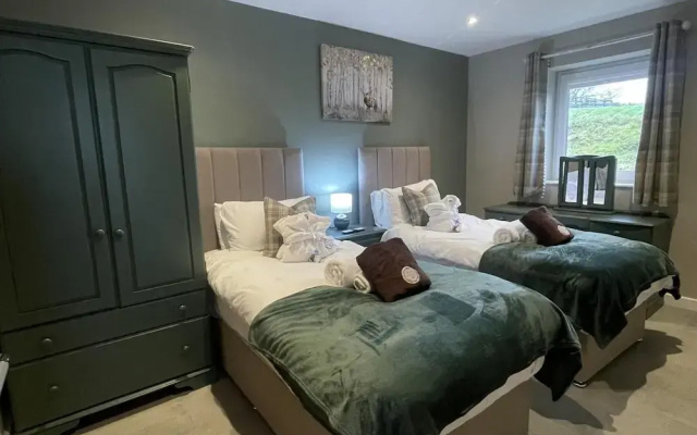 Pendle View Sleeps 8 With Hot Tub