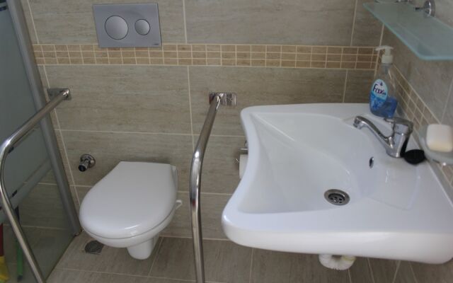 Villasevval-sleeps8-pool-bbq-ac-neartown