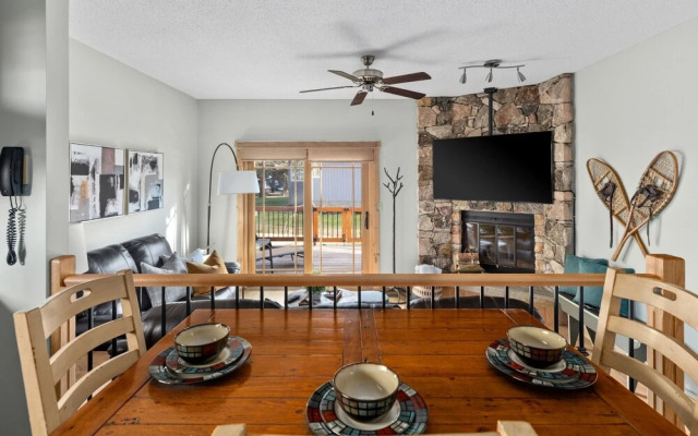 SPACIOUS 3,000 sq2 Luxury Home | PRIVATE Pool & Hot Tub | STEPS to Kinsmen Beach