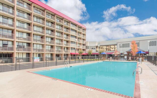 Ramada Plaza by Wyndham Fayetteville Fort Bragg Area