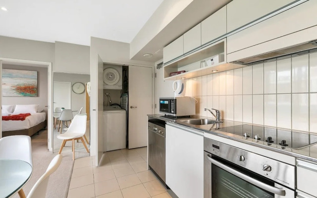 Zodiaks 2 Bedroom Apartment Pool Gym Parking