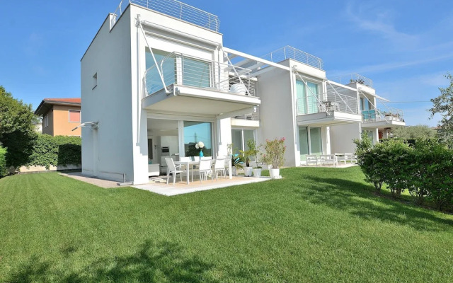 The White Apartment With Pool
