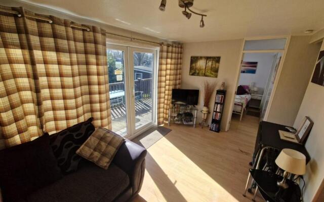60 upperlakeside glan gwna