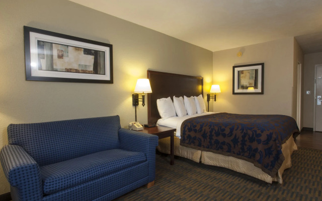 Lamplighter Inn & Suites - North