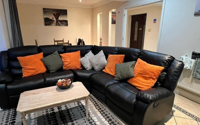 Captivating 5-bed House in Milton Keynes