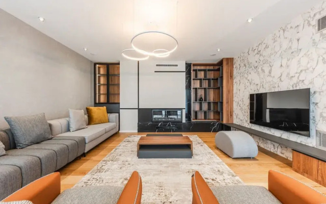 Villa Serenity Luxury Lakeside Manor