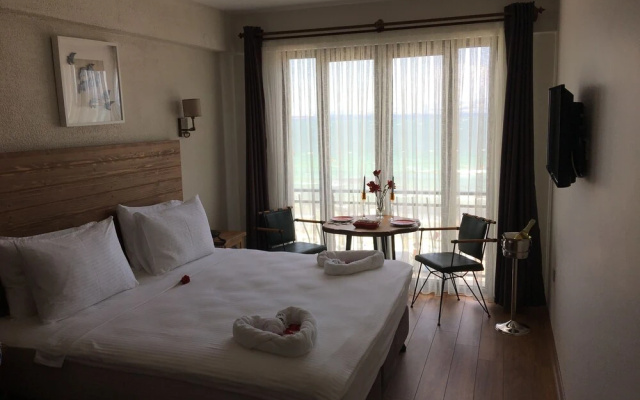 8 Rooms Hotel