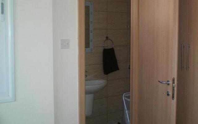 104 Excellent 2 bed apartment with pool view, AC & gym!