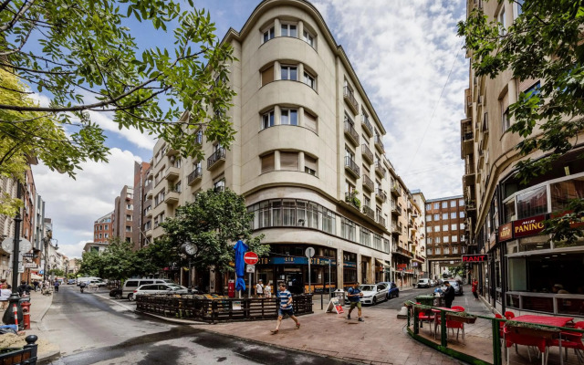 De Luxe 1-bedroom, 2-bathroom Condo in the Center