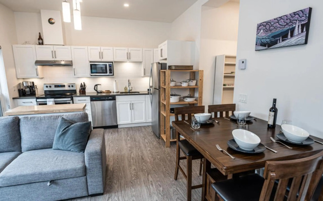 Niska's Den by Revelstoke Vacations