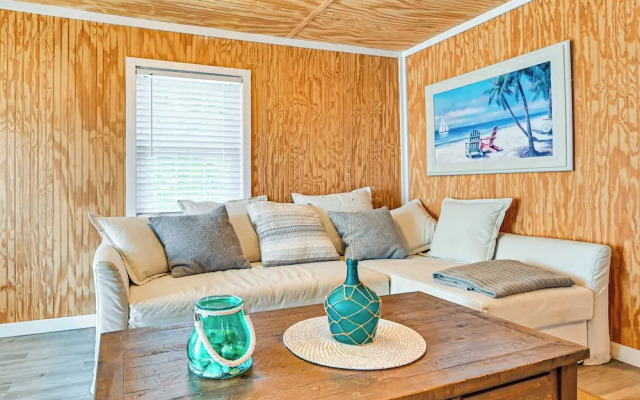 Inviting Beachfront Apartment in Hawk's Nest Beach
