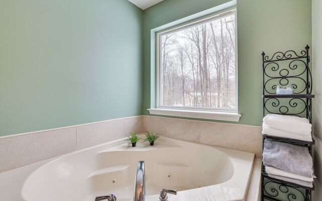 Family-friendly Tobyhanna Home w/ Community Pool