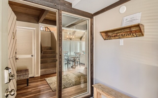 Spacious Mill Run 3 Townhouse Close to City Attractions by RedAwning