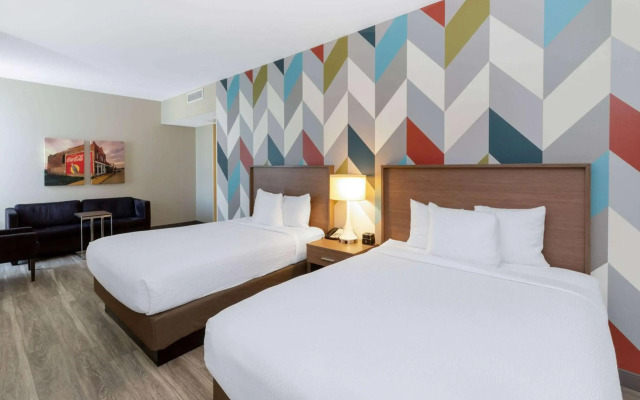La Quinta Inn and Suites by Wyndham Tulsa Downtown - Route 66