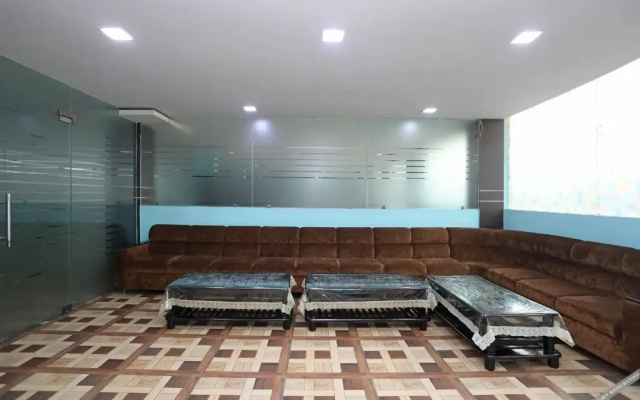 OYO 11482 Mahalaxmi Palace - Hotel in Λάκναου - Photo 2