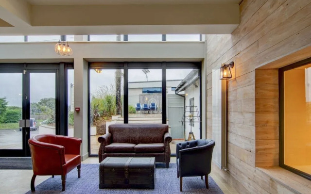 Gissons Hotel by OYO Rooms