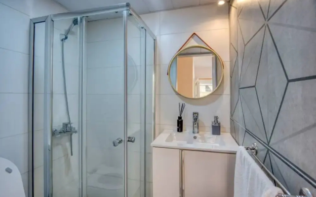 Agrius - Elegant Studio & Balcony in Batroun