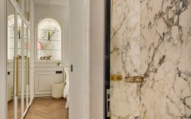 Ermou 99 Intelligent Private Suites