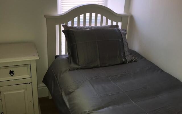 Newly refurbished 3 Bed House Near City