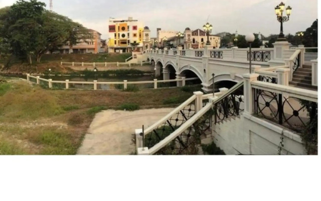 Abby Hotel By The River Town