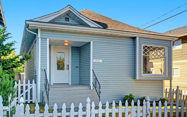Queen Anne Bungalow - Two Bedroom Home