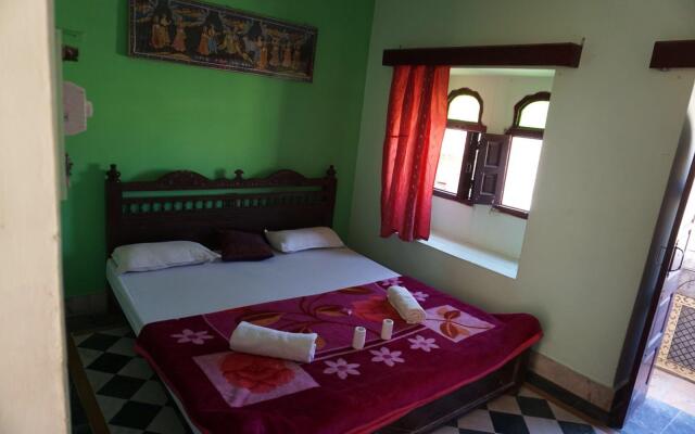 Arya Haveli Hotel