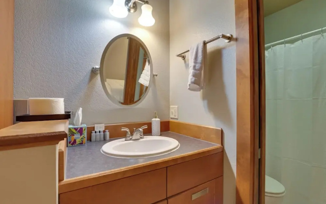Ultimate Convenience: Historic Dtwn Marshall Apt!