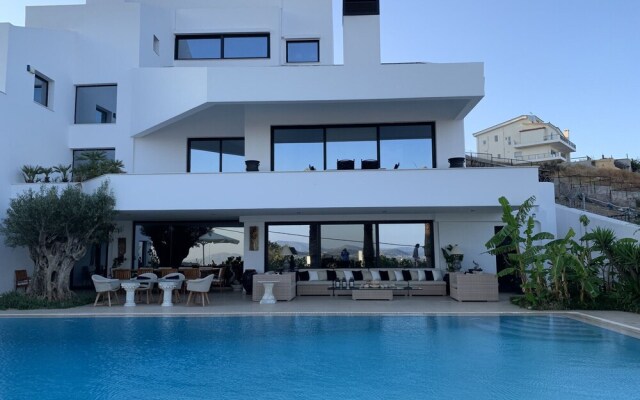 Luxury Villa Marathon
