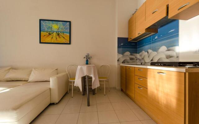 Fantastic studio, 2 min from the beach, sea view !