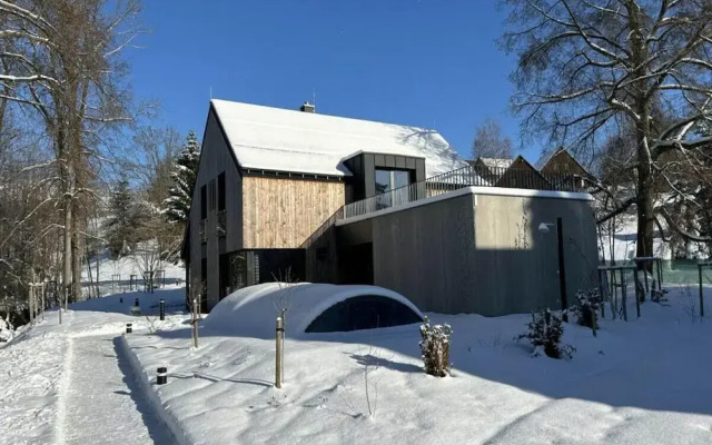 Spacious Villa With Good Ambience