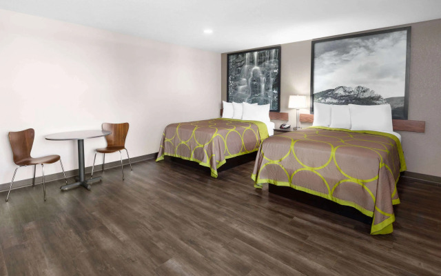 Super 8 by Wyndham Fairmont