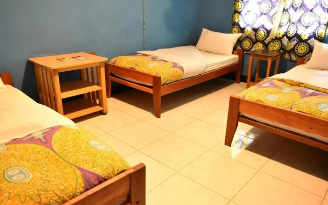 Room in B&B - Amahoro Guest House Triple Room With Shared Bathroom — фото 2