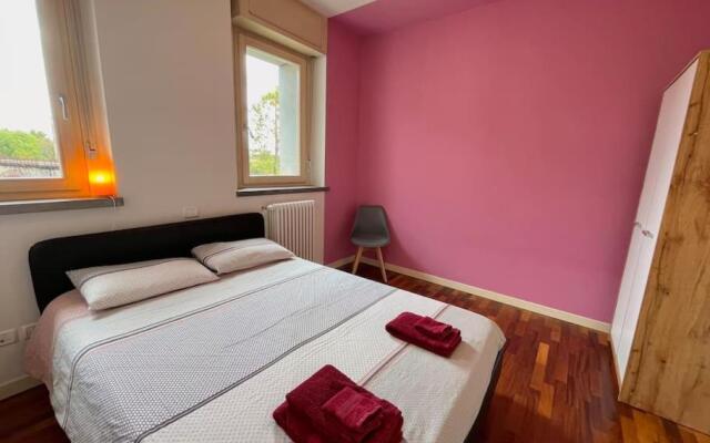 Chic Apartment - River View - Free Parking and WIFI