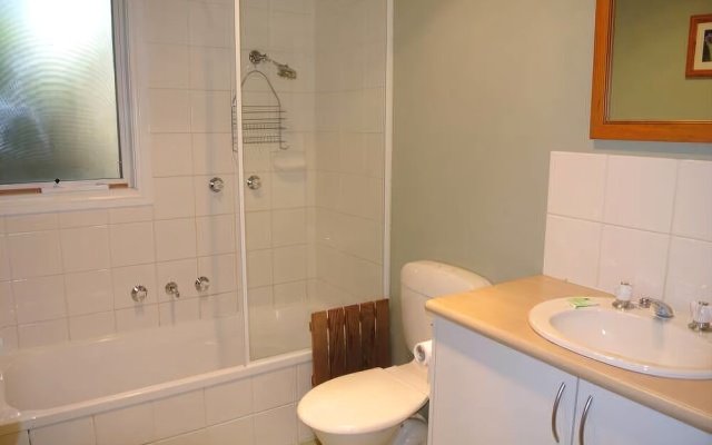 Corinda Cottage - 4 bedroom pet friendly – Bathroom – Bright