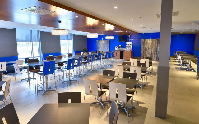 Holiday Inn Express & Suites Vaudreuil by IHG