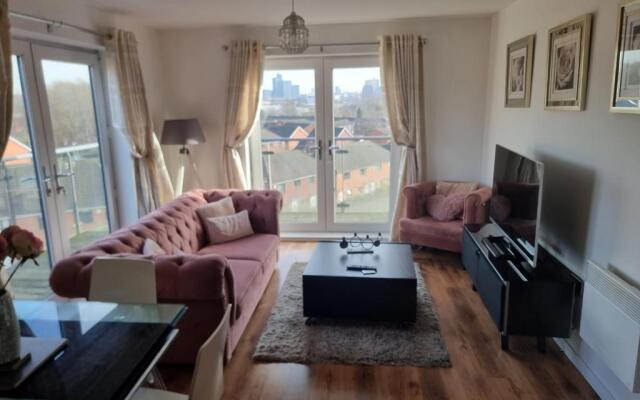 Impeccable 2 Bed Apartment In Salford