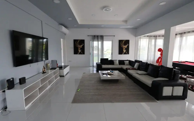 Luxury 5BD Loft in Prime Location