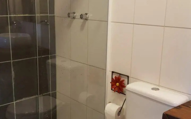 Chalé dos Tucanos- Parede de vidro com linda vista